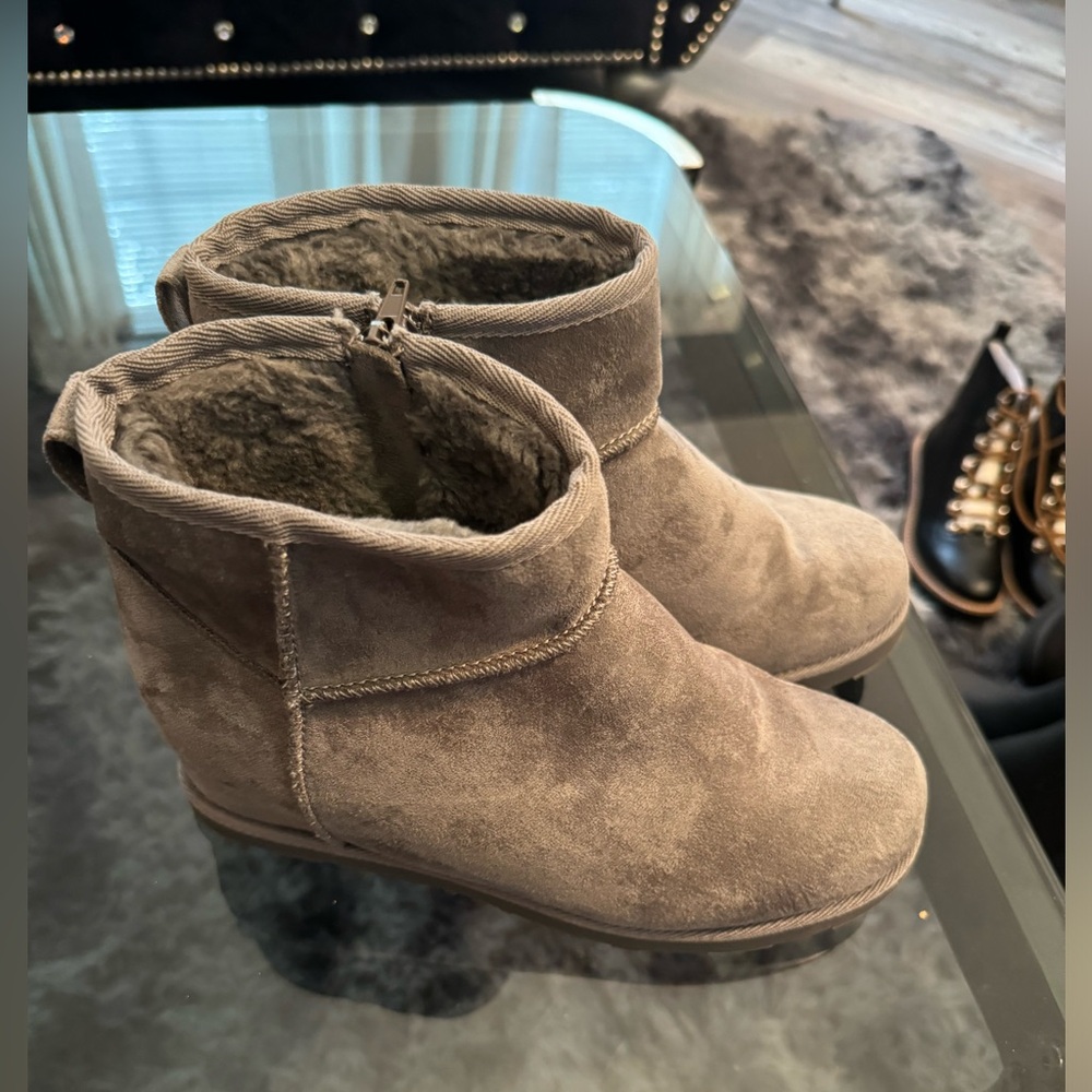 Cushionaire Suede Boots
